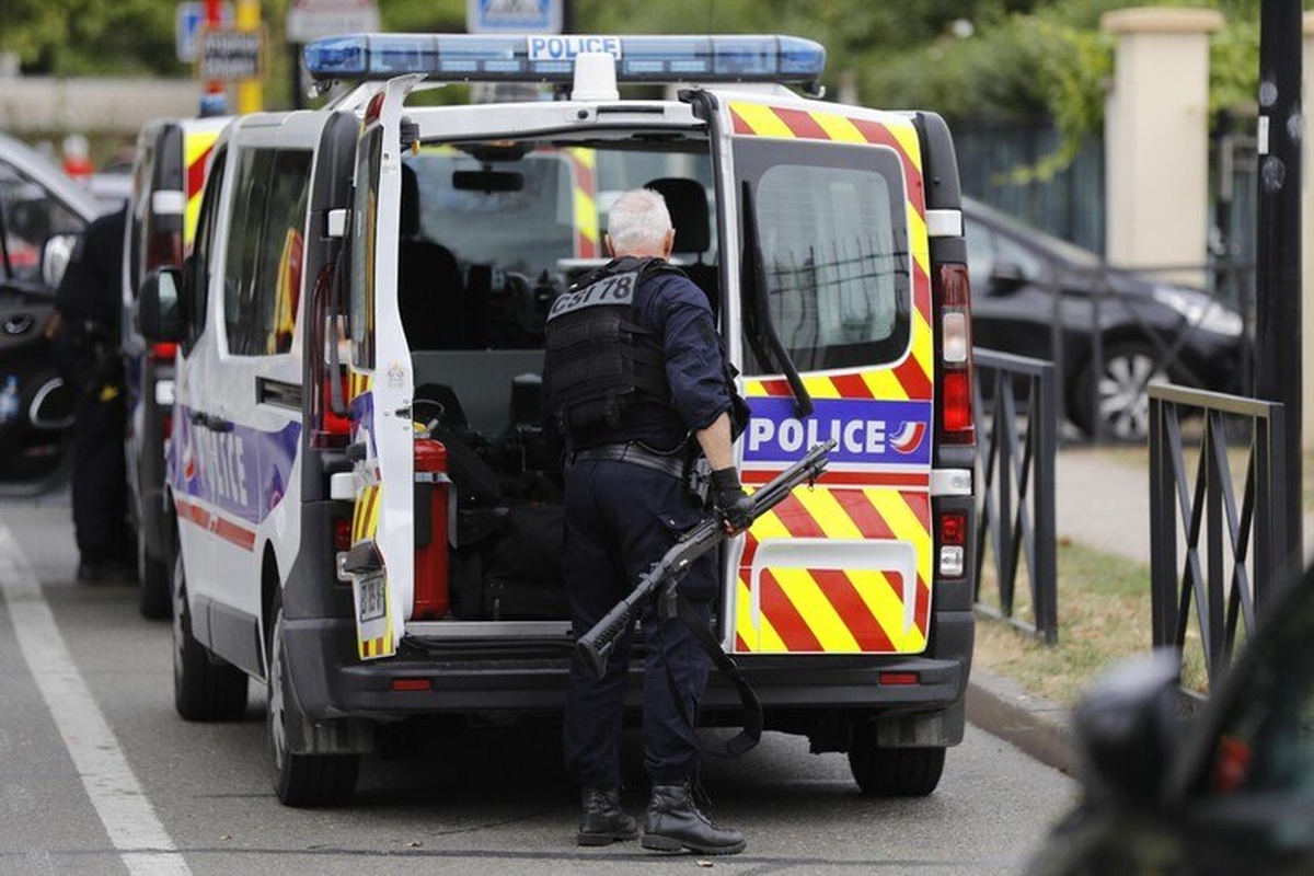 Spari in strada a Trappes, vicino a Parigi: un morto e quattro feriti. Fermato il sospettato Spari in strada a Trappes, vicino a Parigi: un morto e quattro feriti. Fermato il sospettato