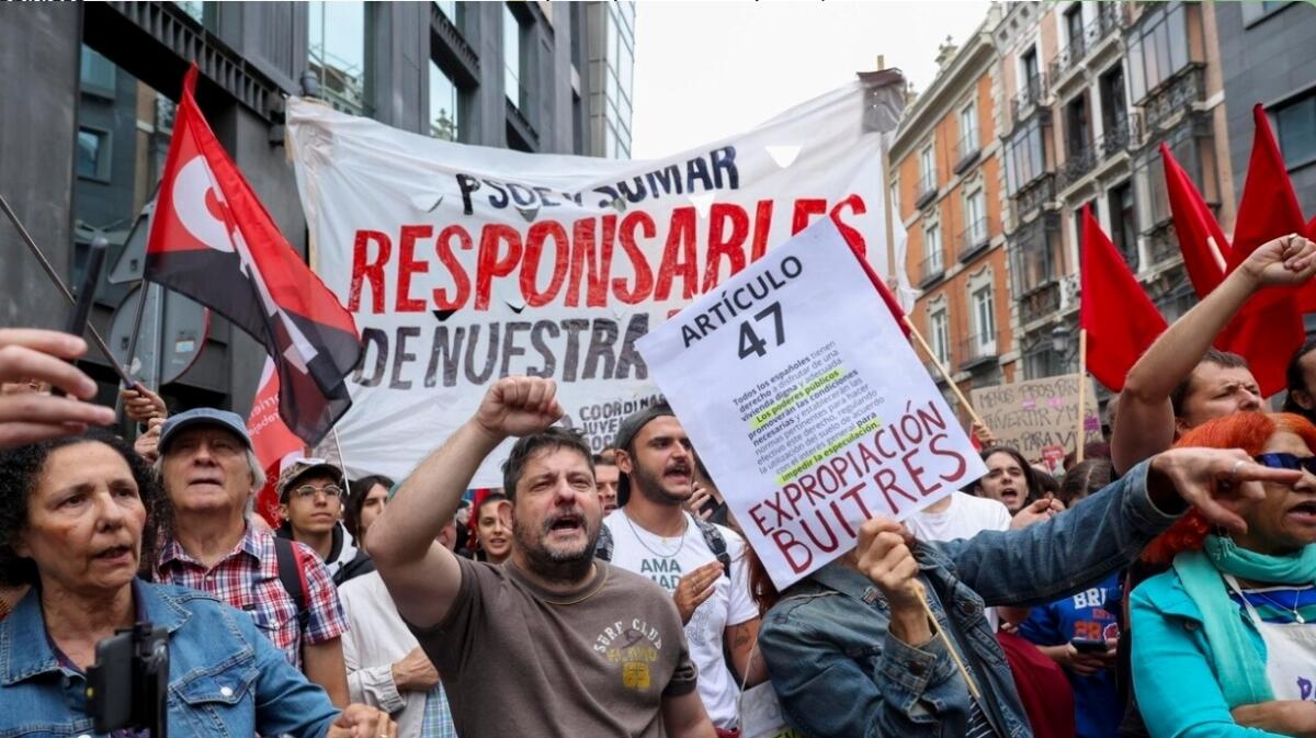 Spagna travolta dalle proteste sulla casa: “cacerolada” a Madrid e tensione al Congresso Spagna travolta dalle proteste sulla casa: “cacerolada” a Madrid e tensione al Congresso