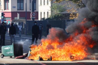 Francia, rivolta studentesca senza sosta: 100 scuole chiuse, 25 atenei occupati e oltre 2mila fermi