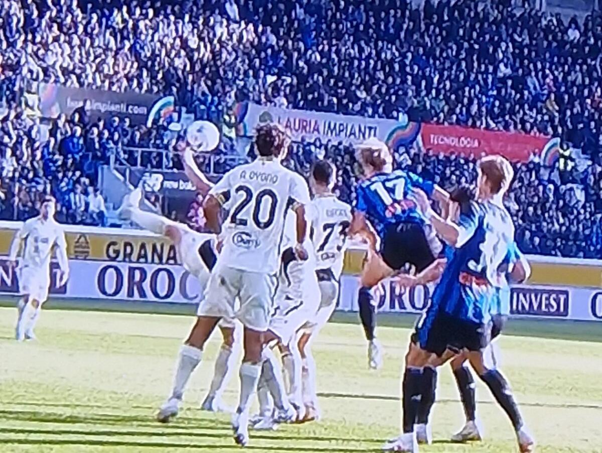 Serie A, tutti gli episodi arbitrali dell’ottava giornata: cosa dice il regolamento