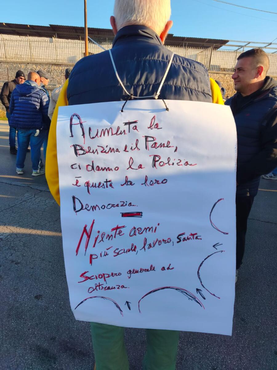 Caro vita, le proteste non si fermano in Puglia: agricoltori e autotrasportatori in piazza a Bitonto – FOTO e VIDEO