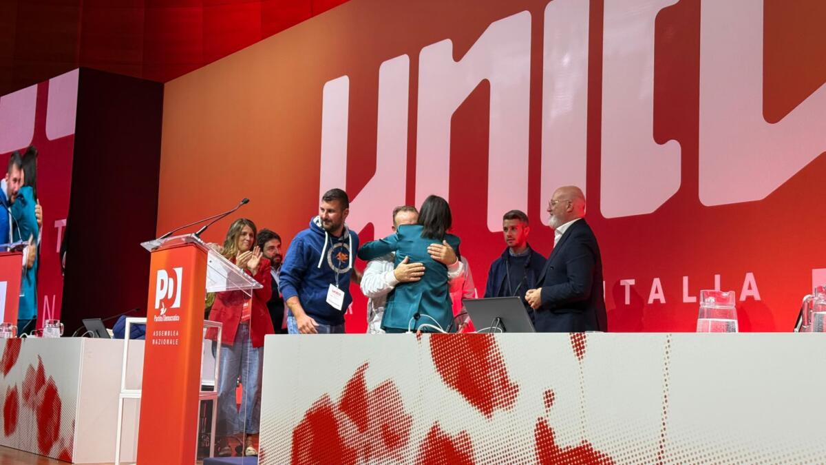 Agricoltori pugliesi all’assemblea del Pd, De Santis: «Ignorati dal Governo». L’abbraccio con Schlein – FOTO