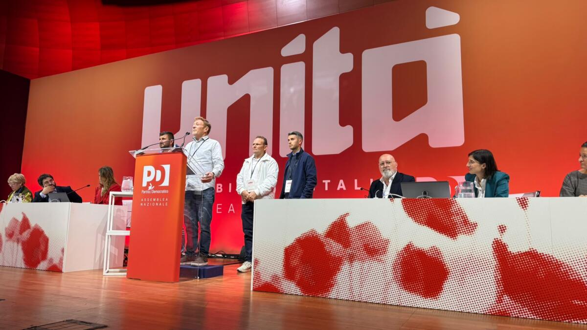 Agricoltori pugliesi all’assemblea del Pd, De Santis: «Ignorati dal Governo». L’abbraccio con Schlein – FOTO