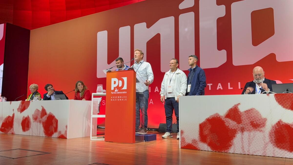 Agricoltori pugliesi all’assemblea del Pd, De Santis: «Ignorati dal Governo». L’abbraccio con Schlein – FOTO