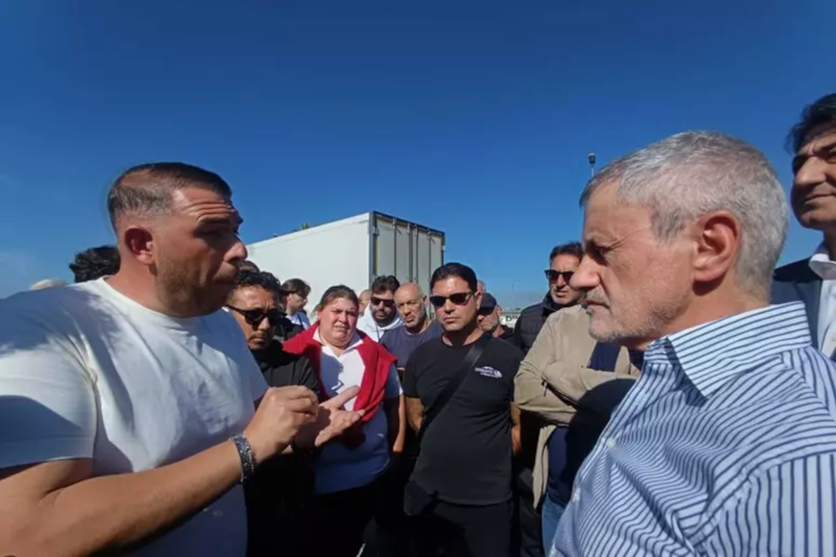 Cerignola, Alemanno al presidio degli autotrasportatori: contestato e invitato ad andare via Cerignola, Alemanno al presidio degli autotrasportatori: contestato e invitato ad andare via