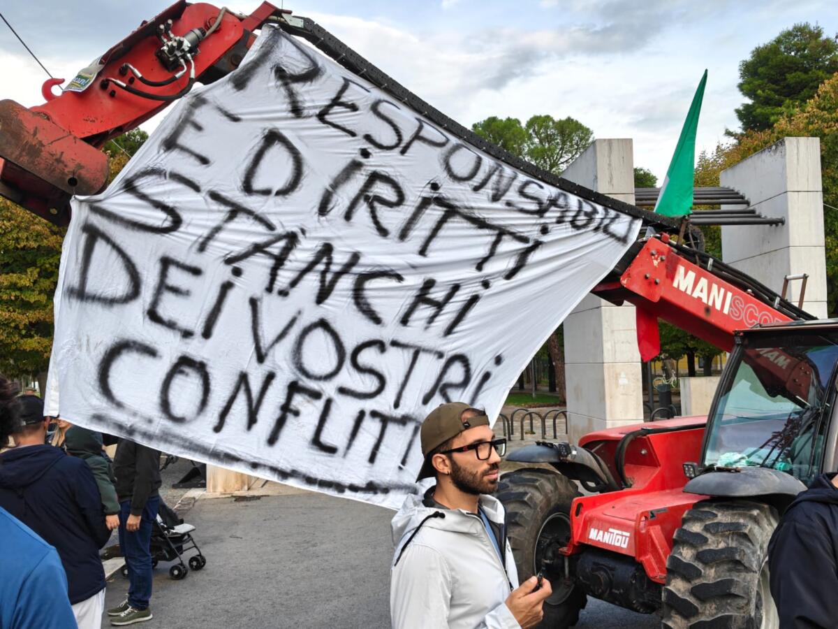 Andria scende in piazza, in migliaia tra studenti e lavoratori: serrande abbassate e sindaci della Bat in prima linea