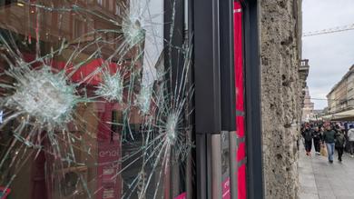 Guerriglia a Milano: saccheggi, vetrine infrante e 104 agenti feriti nei cortei – VIDEO