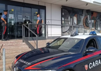 Assalto con ostaggi al Credem di Cento: colpo da 120mila euro, arrestato 55enne a Brindisi