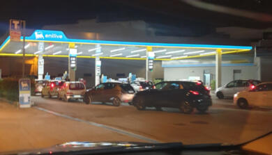 La Puglia resta a secco, distributori e aeroporti: ora si rischia la paralisi. In affanno i supermercati
