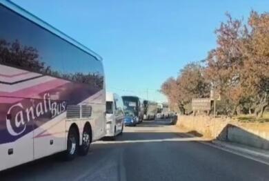 Protesta degli autotrasportatori, a San Giovanni Rotondo bloccati bus turistici. Appello ai commercianti: «Siate solidali, restate chiusi» – VIDEO