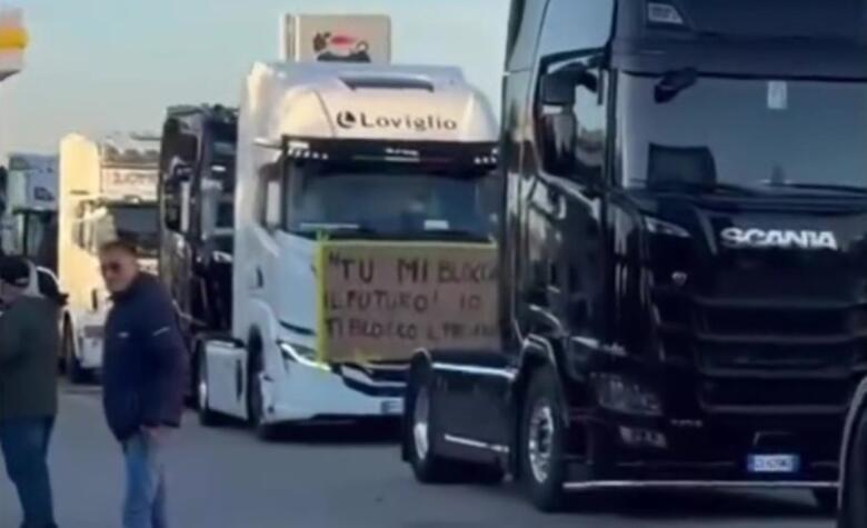autotrasportatori radunati per corteo verso bari