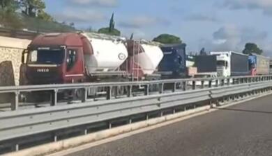 Caro carburanti, la protesta degli autotrasportatori arriva sulla Murgia barese: tir sulla Ss 96 – VIDEO
