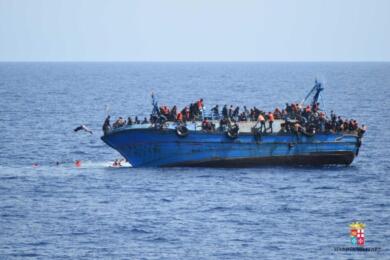 Tragedia nel mar Egeo, collisione con la polizia e naufragio: 12 morti, tra cui un neonato