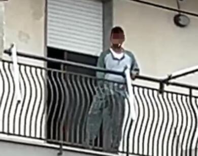 Degrado nel Barese: un uomo si tocca le parti intime dal balcone rivolto verso una donna – VIDEO