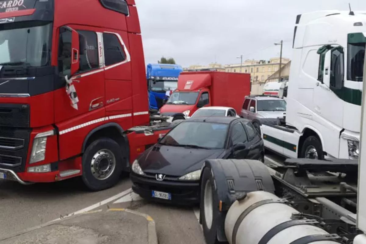 Protesta degli autotrasportatori, disagi e code al Sud: chiuso il nodo A1-A30 Protesta degli autotrasportatori, disagi e code al Sud: chiuso il nodo A1-A30
