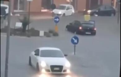 Maltempo, bomba d’acqua su Nardò: strade allagate, auto in panne e disagi per la popolazione – VIDEO