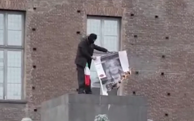 Cortei in Italia: scontri a Torino, a Roma 63 in questura. Bruciata una foto della Meloni – VIDEO