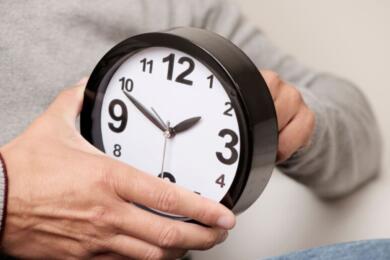 Torna l’ora solare, lancette indietro: 60 minuti di sonno in più ma meno luce