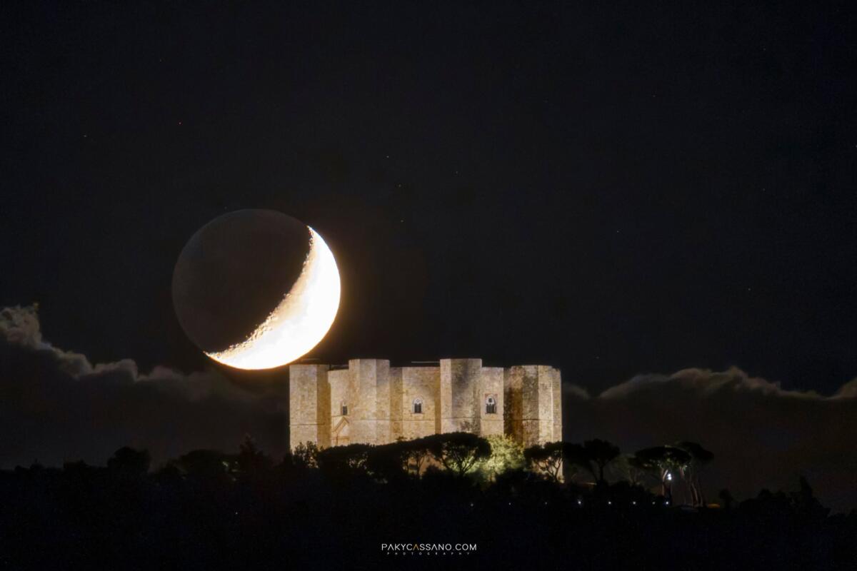 Spettacolo ad Andria: la Luna sfiora Castel del Monte negli scatti di Paky Cassano – FOTO Spettacolo ad Andria: la Luna sfiora Castel del Monte negli scatti di Paky Cassano – FOTO