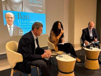 Carlo Calenda presenta il suo libro a Bari con Luigi Lobuono – VIDEO