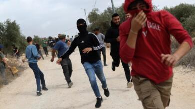 Cisgiordania, coloni israeliani aggrediscono diplomatici europei a Taybeh: distrutti i veicoli