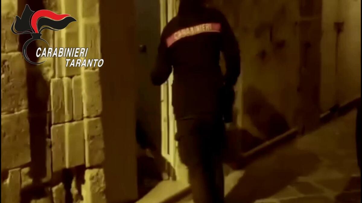 Droga e usura a Taranto, scacco a un gruppo criminale del quartiere Tamburi: 13 arresti – I NOMI e il VIDEO