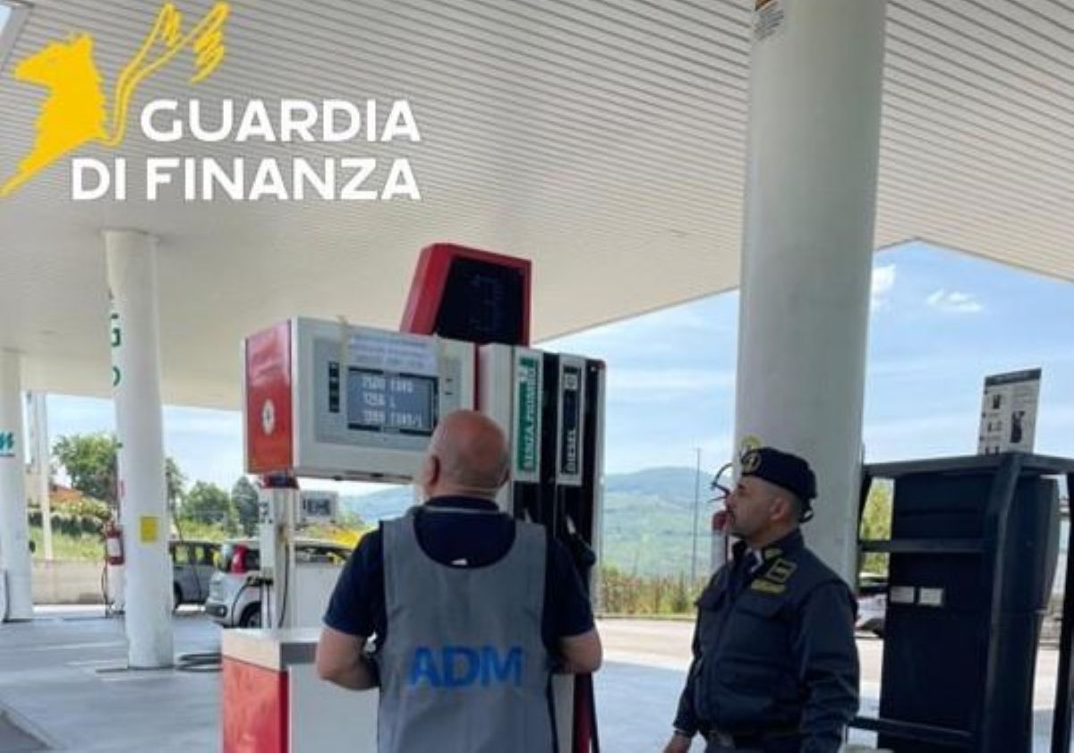 Controlli nei distributori del Potentino, sequestrati oltre 6mila litri di gasolio irregolare Controlli nei distributori del Potentino, sequestrati oltre 6mila litri di gasolio irregolare