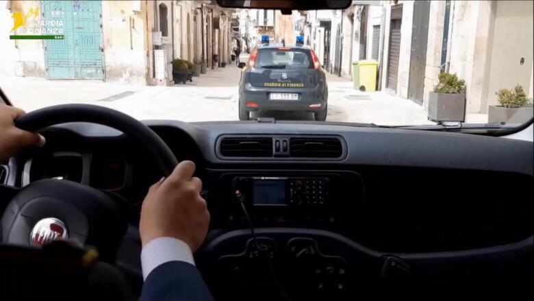 auto della guardia di finanza in un centro storico