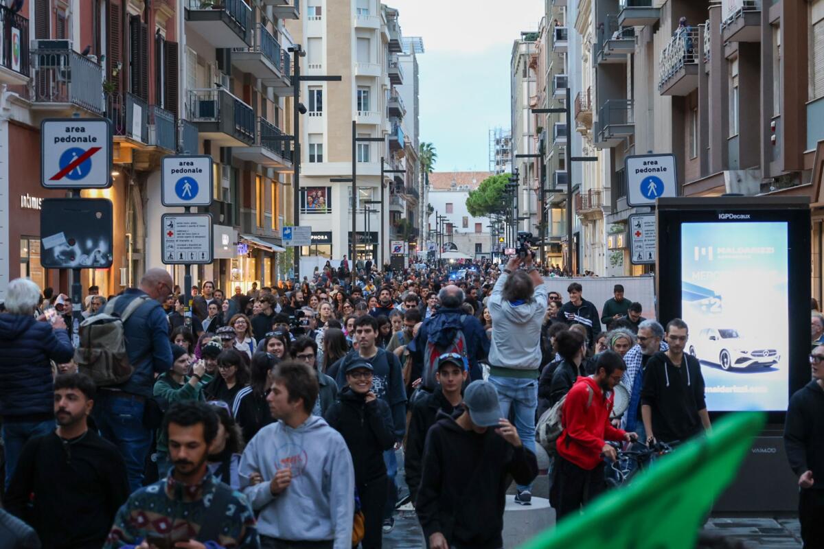 Via al corteo a Bari: polizia in assetto antisommossa e alcuni negozi chiudono – FOTO e VIDEO Via al corteo a Bari: polizia in assetto antisommossa e alcuni negozi chiudono – FOTO e VIDEO