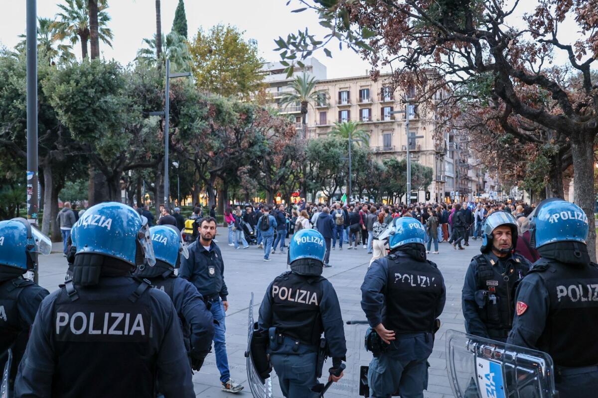 Via al corteo a Bari: polizia in assetto antisommossa e alcuni negozi chiudono – FOTO e VIDEO Via al corteo a Bari: polizia in assetto antisommossa e alcuni negozi chiudono – FOTO e VIDEO