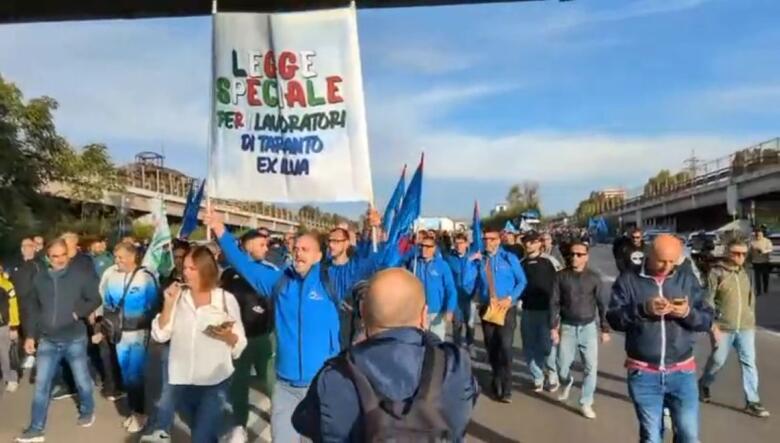 il corteo dei lavoratori dell'ex ilva