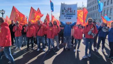 Ex Ilva, quarto giorno di sciopero: la protesta si sposta da Taranto a Bari, incontro in Regione – VIDEO