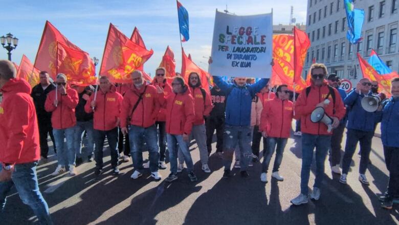 il corteo dei lavoratori dell'ex ilva a bari