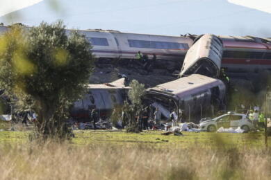 Spagna, scontro fra due treni dell’alta velocità sulla tratta Madrid-Siviglia: decine di morti