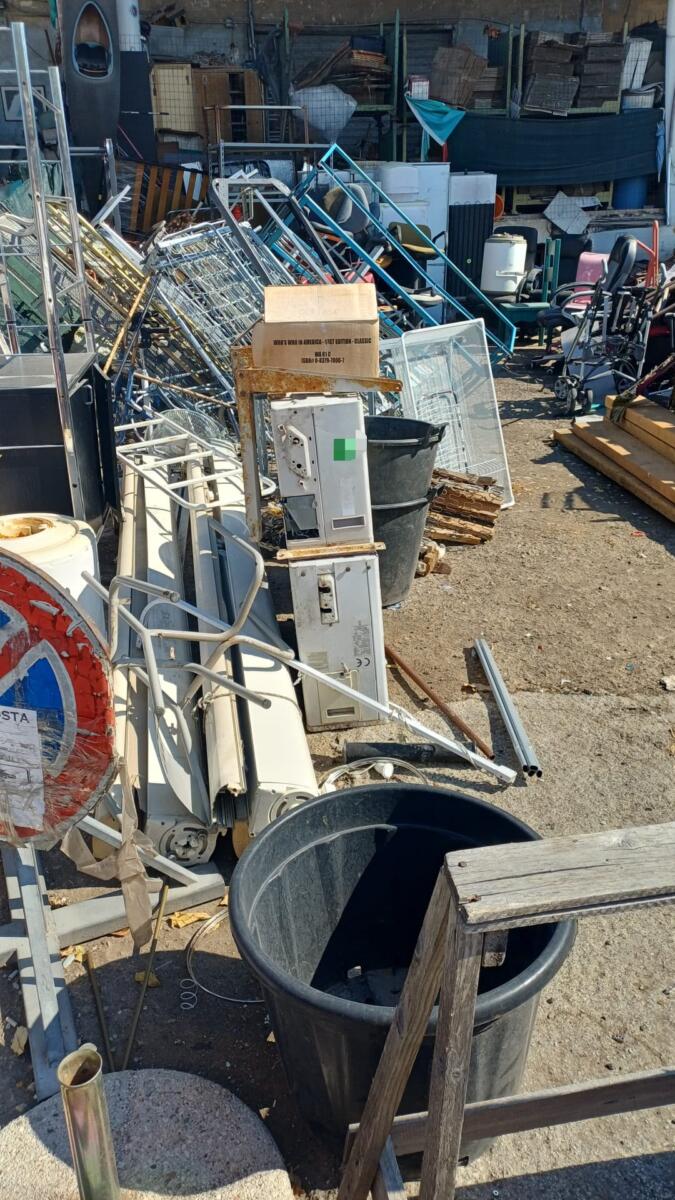 Bari, scoperta una discarica abusiva di oltre 740 metri quadrati: denunciato uno svuota cantine – FOTO