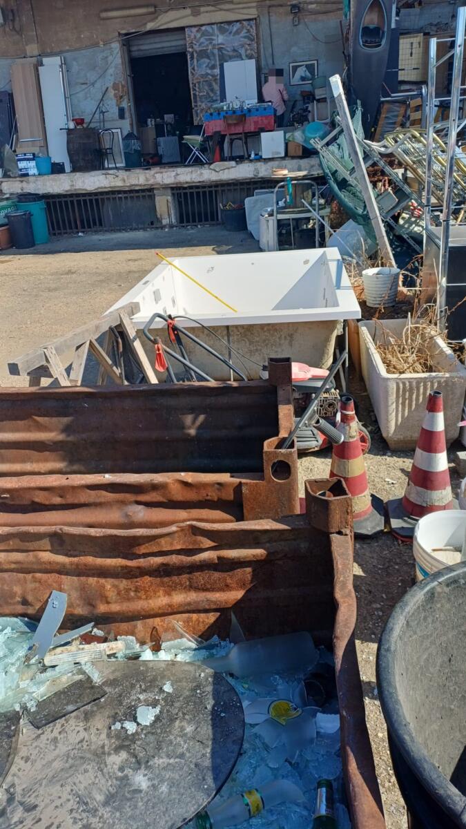 Bari, scoperta una discarica abusiva di oltre 740 metri quadrati: denunciato uno svuota cantine – FOTO