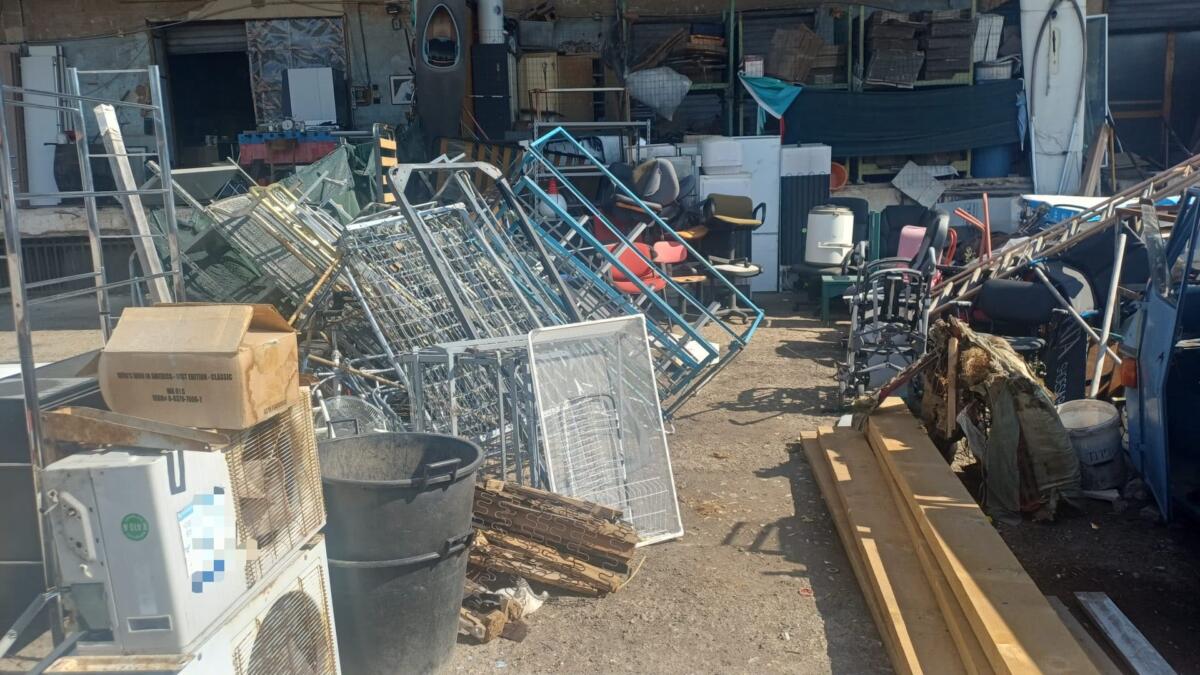 Bari, scoperta una discarica abusiva di oltre 740 metri quadrati: denunciato uno svuota cantine – FOTO