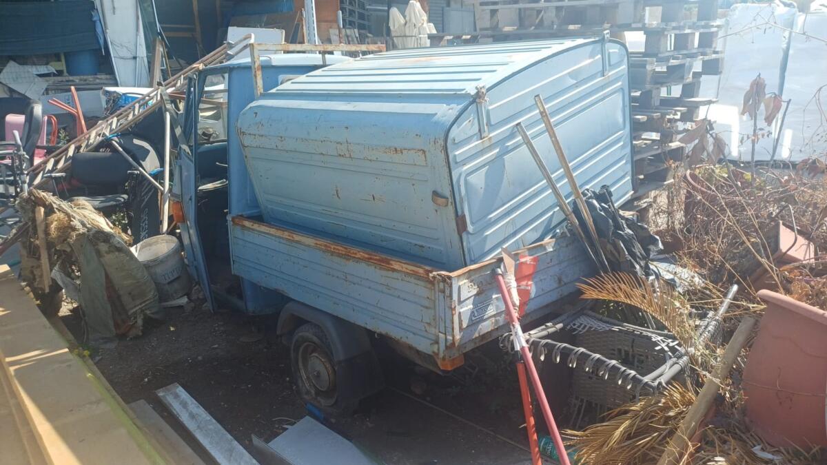 Bari, scoperta una discarica abusiva di oltre 740 metri quadrati: denunciato uno svuota cantine – FOTO