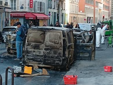 Francia nella morsa dei disordini: scattano i coprifuoco parziali e si valuta lo stato d’emergenza