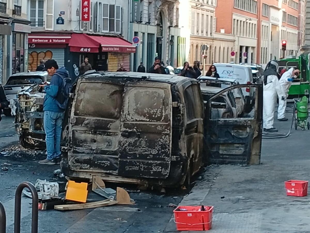 Francia nella morsa dei disordini: scattano i coprifuoco parziali e si valuta lo stato d’emergenza Francia nella morsa dei disordini: scattano i coprifuoco parziali e si valuta lo stato d’emergenza