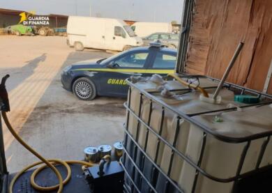 Cerignola, scoperto un distributore abusivo di carburante: sequestrati 7.350 litri di gasolio agricolo
