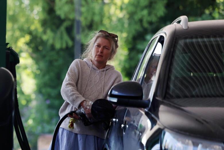 donna fa benzina