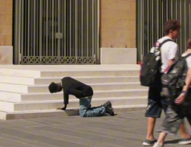 «Ti fermeresti ad aiutare?»: a Bari un esperimento sociale sfida l’indifferenza – VIDEO