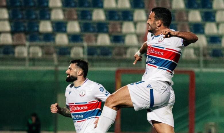 Ciccio Grandolfo esulta dopo il gol vittoria al Crotone