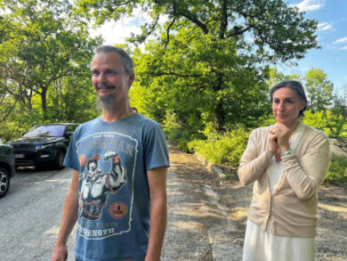 Famiglia del bosco, i bimbi tornano a Palmoli: la gioia dell’abbraccio e le tappe per la riconciliazione