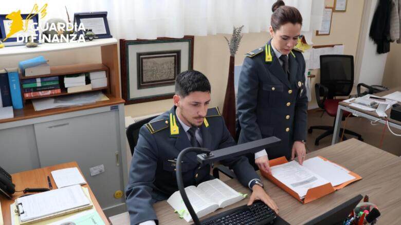 finanzieri controllano documenti