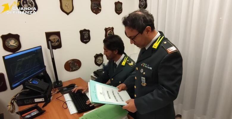 finanzieri controllano documenti