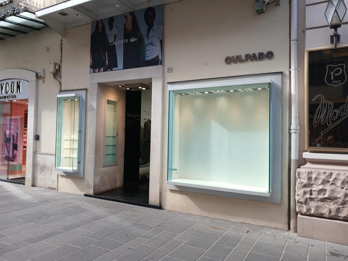 Bari blindata per la protesta, vetrine sbarrate e negozi vuoti in centro: massiccia presenza di forze dell’ordine – FOTO e VIDEO