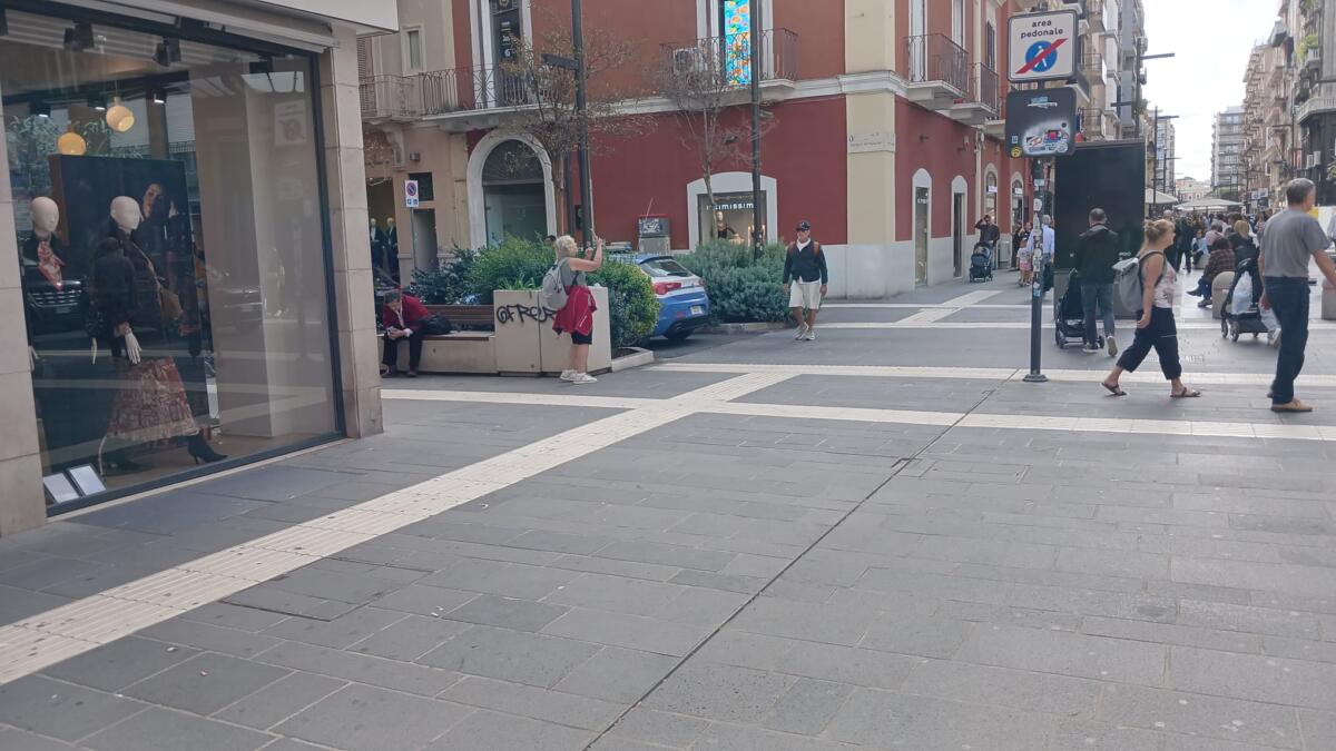 Bari blindata per la protesta, vetrine sbarrate e negozi vuoti in centro: massiccia presenza di forze dell’ordine – FOTO e VIDEO