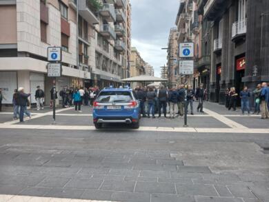 Bari blindata per la protesta, vetrine sbarrate e negozi vuoti in centro: massiccia presenza di forze dell’ordine – FOTO e VIDEO